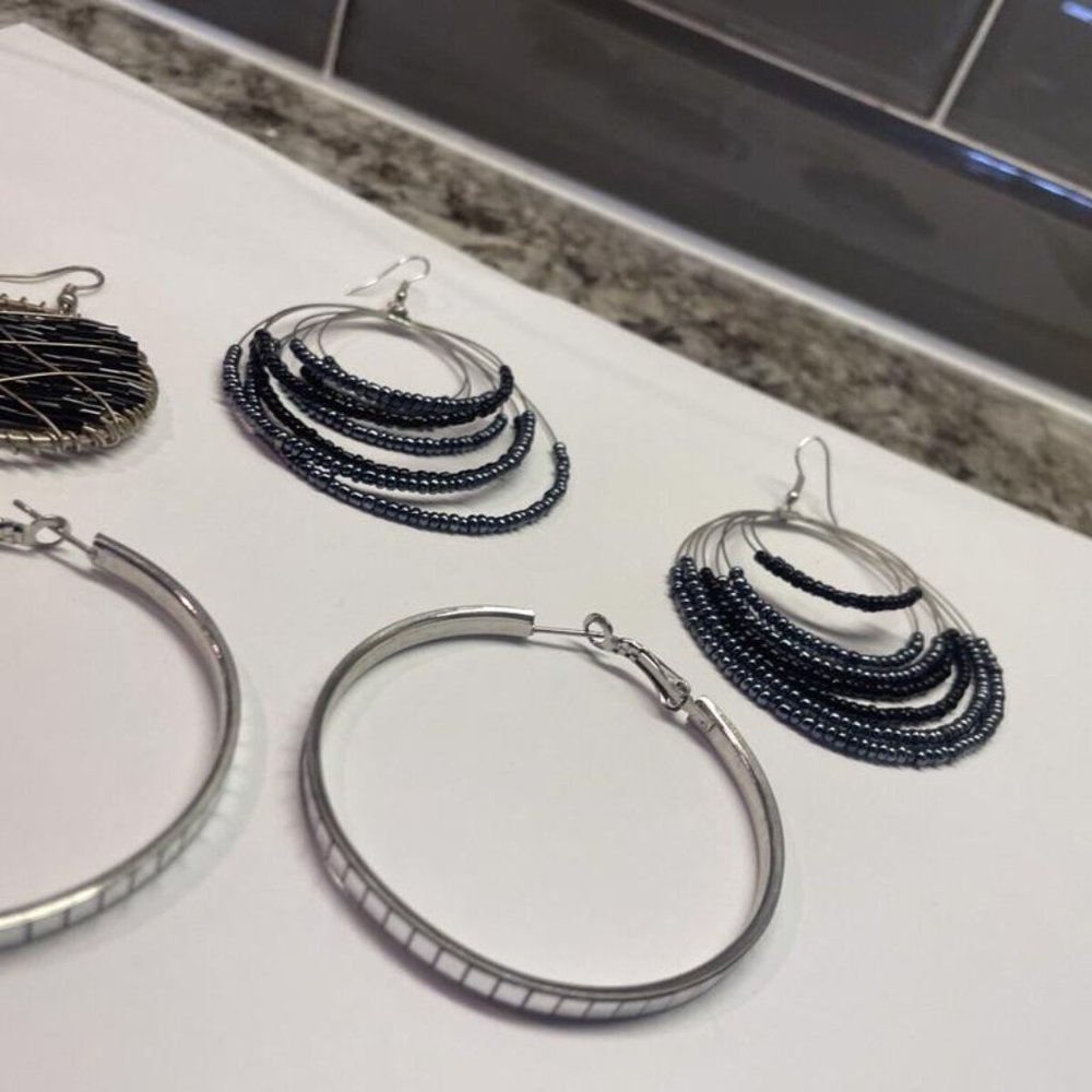 Lot Of 3 Silver Tone Costume Earrings Pierced Dangle / Hoop - Picture 5 of 6